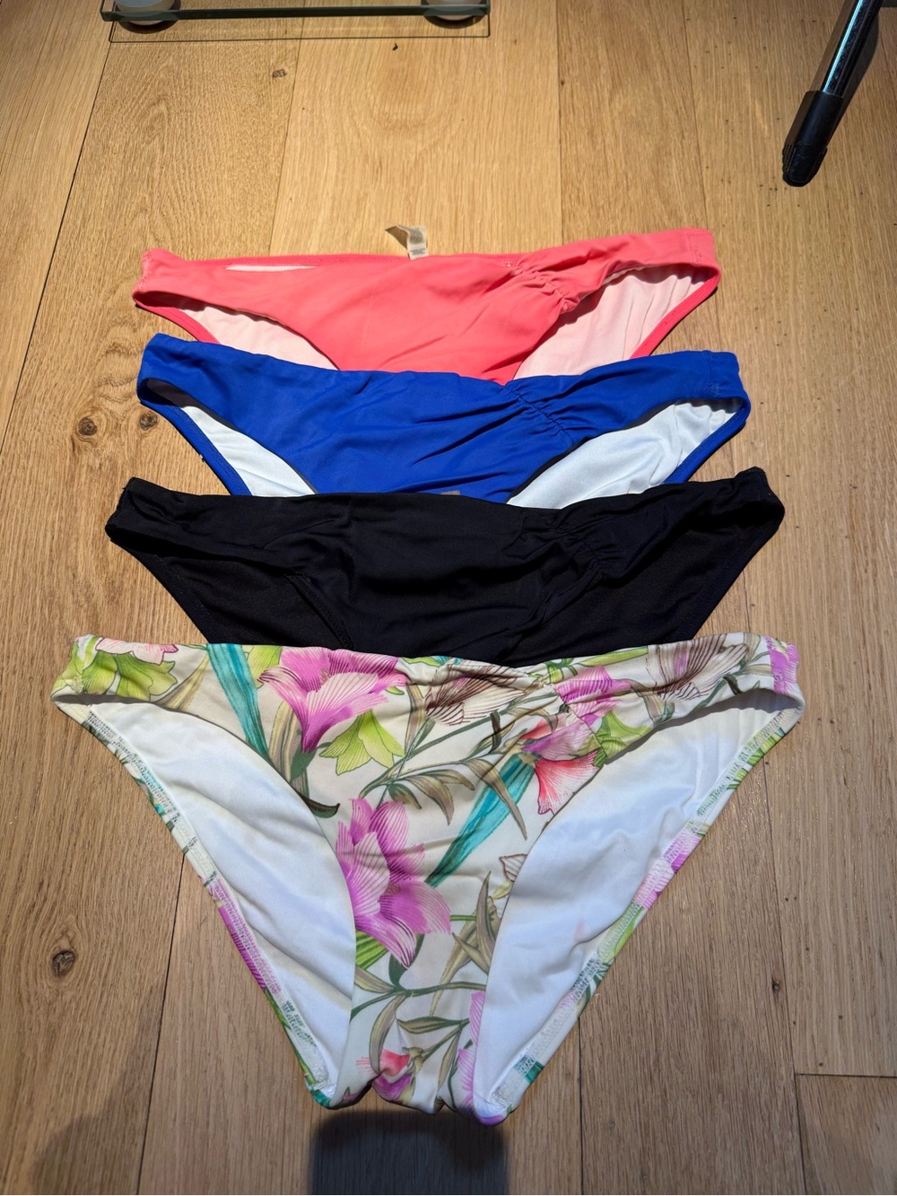 Pack of 4 Women’s Victoria Secret Bikini Bottoms – medium